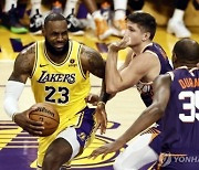 4쿼터에 빛난 제임스…NBA 레이커스, 피닉스에 역전승