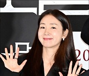 [MD포토] 최지우, '햇살 담은 양손인사'