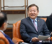 이상민 행안부 장관, 인니 국가개발기획부 장관과 대화