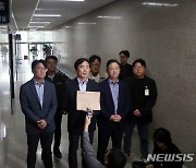 국민의힘 당 대표실 앞에 선 윤창현 언론노조위원장