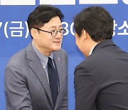 인사 나누는 홍익표 원내대표와 윤창현 언론노조 위원장