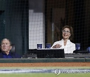 텍사스 구단주였던 부시 전 대통령, MLB 월드시리즈 1차전 시구