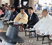 尹, 안동 서원서 유림 만나 "늘 든든한 힘 돼주셔서 감사"