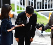 [TEN포토] 4번 고개숙인 '마약혐의' 이선균