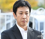 경찰서 출석 후 고개 4번 숙인 이선균, 혐의 인정 여부에는 즉답 피했다