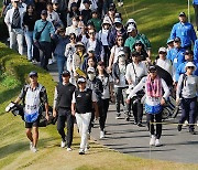 [Ms포토] 박상현 '갤러리 대동하고~'