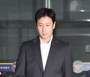 70분 경찰 조사 마친 이선균 "휴대폰 제출… 추후 정식 조사 성실히 임하겠다"[종합]