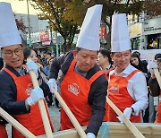 비빔밥 퍼포먼스하는 김장호 구미시장