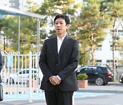 [E포토] 이선균, '포토월이 아닌 경찰 포토라인에'