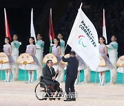 [포토] 장애인AG 폐막 ‘대회기 전달받는 아이치-나고야 조직위’