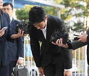 [포토] 고개 숙인 이선균, '마약투약' 혐의로 경찰서 출석