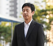 '경찰 출석' 이선균, 1시간 여 조사 후 귀가..."휴대폰 임의제출"[종합]