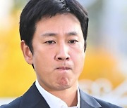 이선균, 마약 혐의 경찰 출석…"불미스러운 일 연루, 죄송하다"