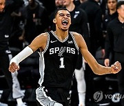 웸반야마 첫 더블더블…NBA 샌안토니오, 휴스턴 꺾고 시즌 첫 승