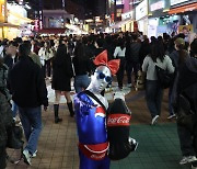 [포토] 핼러윈 앞두고 북적이는 홍대거리