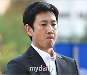 [MD포토] 이선균 '감정을 억누르며'