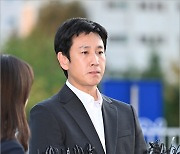 [MD포토] 이선균 '답변은 뻔했지만 질문 경청'