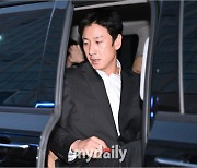 [MD포토] 이선균 '1시간 조사 마치고 집으로'