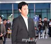 [MD포토] 이선균 '조사 성실히 마치고 집으로'