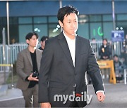 [MD포토] 이선균 '법의 심판 기다리며 집으로'