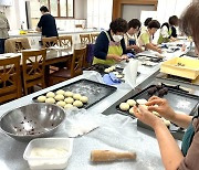 "밀빵보다는 쌀빵" 고창군, 쌀 소비 촉진 '쌀빵 만들기 교육' 한창