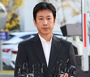 '마약 투약 혐의' 이선균 경찰 출석…"진심으로 사과"