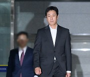 시약 검사 마치고 퇴장하는 이선균 [SE★포토]