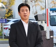 포토라인 선 이선균 “지지해준 분들, 가족에게 사과” 네 번 고개 숙였다