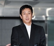 [ST포토] 경찰서 나서는 이선균