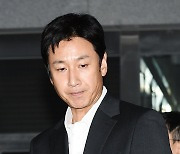 [ST포토] 이선균 '마약투약혐의 조사 받고 귀가'