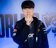 BLG 잠재운 T1, 복수 성공하며 롤드컵 8강행!