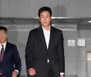 [TD포토] 경찰서 나서는 이선균