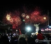 여수 불꽃축제 인산인해…"한곳에 몰리지 않게" 인파 관리