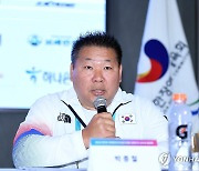 답하는 박종철 총감독