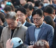 [포토]10.29 이태원 참사 1주기, '묵념하는 이재명-홍익표-인요한'