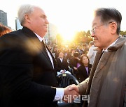 [포토]10.29 이태원 참사 1주기, '인사하는 이재명-인요한'