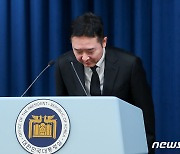 인사하는 이도운 대변인