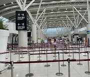 '中 관광객이 먹여살리는' 제주공항..점심은 한산했다[르포]