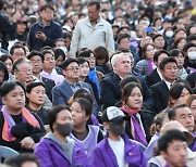 인요한엔 야유 쏟아진 추모대회…이재명, 尹 불참 겨냥해 한 말