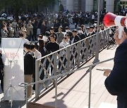 [포토] 한국외대 수시면접 전형 입장하는 수험생들