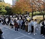 [포토] 단풍아래 한국외대 수시면접 전형 입장하는 수험생들