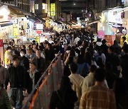 올해도 등장한 ‘핼러윈 코스튬’… 북적인 홍대 숙연한 이태원