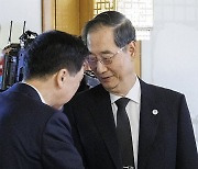 고위 당·정·대 협의회에서 인사하는 한 총리와 김기현 국민의힘 대표