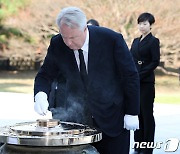 인요한 혁신위원장, 현충탑 참배