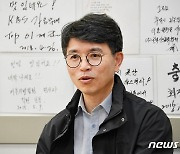 영천시장서 현장 간담회 하는 김완섭 차관