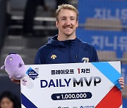 PO 1차전 MVP 차지한 페디