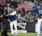 [포토] 어필하는 페디, 이민호 구심 막아서는 강인권 감독