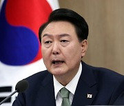 "소상공인, 은행 종노릇" 尹 한숨에…은행주 일제히 내림세