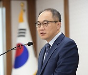 검찰총장 "검찰 스스로 허물 없는지 돌아봐야"…검찰 처신 당부