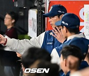 ‘패배 잊었다’ 2위까지 제압한 NC…강인권 감독 “페디, 기대한 것만큼 좋은 투구였다” [PO1]